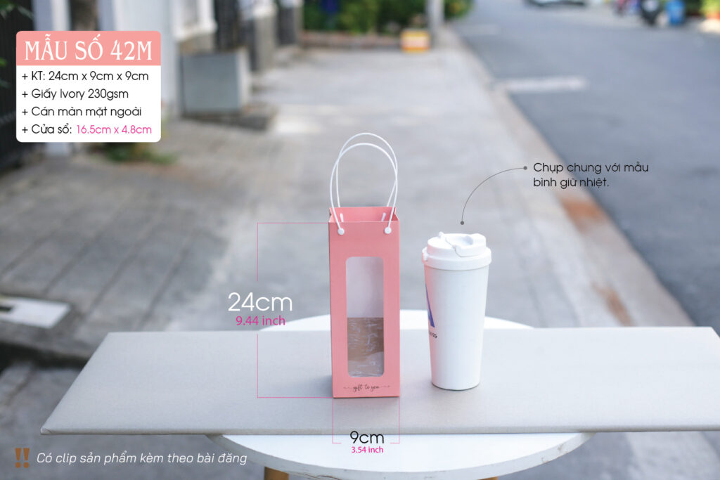 Túi 42 size M thích hợp đựng bình giữ nhiệt làm quà tặng.