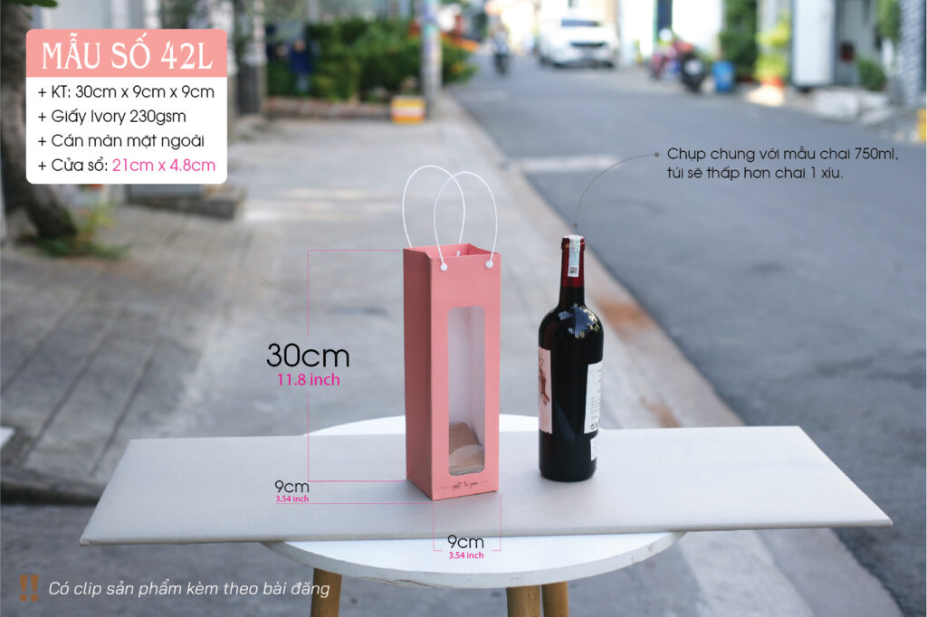 Túi 42 size L với chiều cao 30cm, khi so với chai vang 750ml sẽ thấp hơn 1 xíu. 
