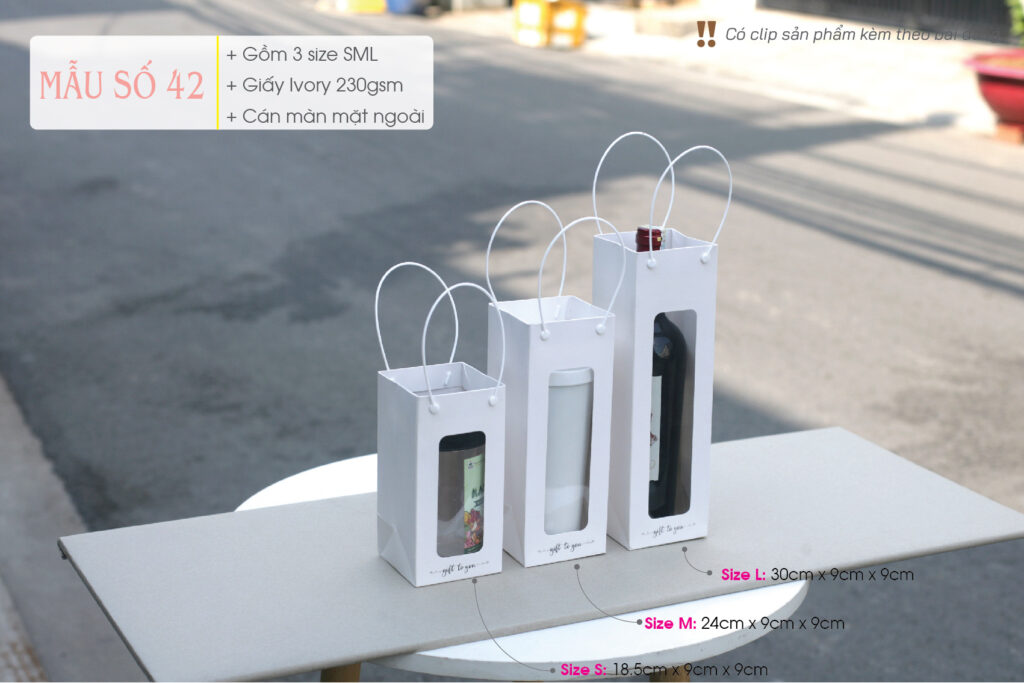 Túi đáy vuông dáng đứng hiện tại có 3 size SML và 2 màu để lựa chọn.