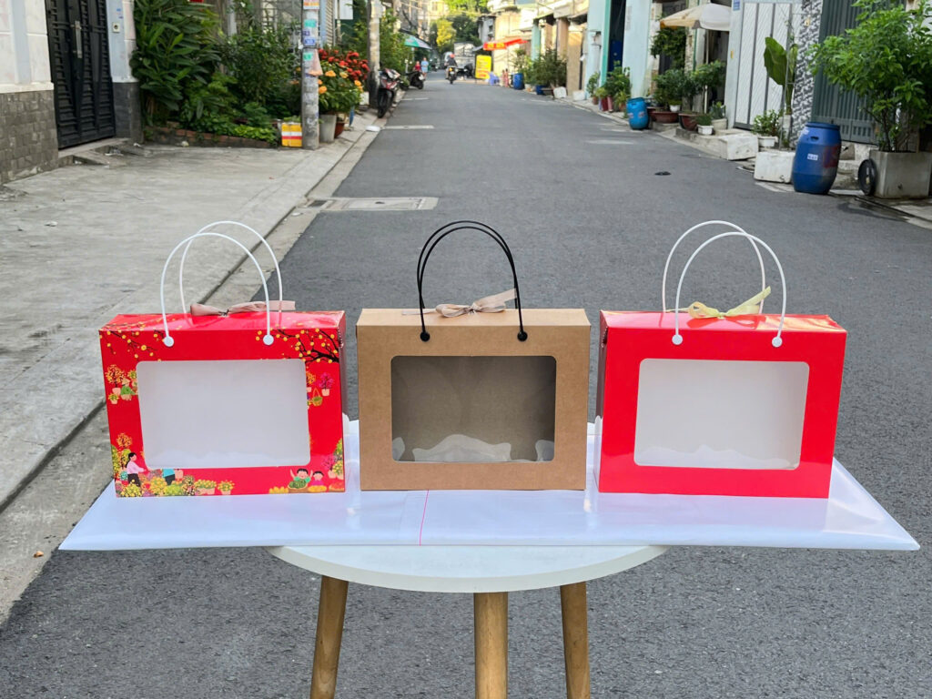 Hiện tại có 3 phiên bản  với 2 loại chất liệu là giấy Kraft và giấy Ivory trắng.