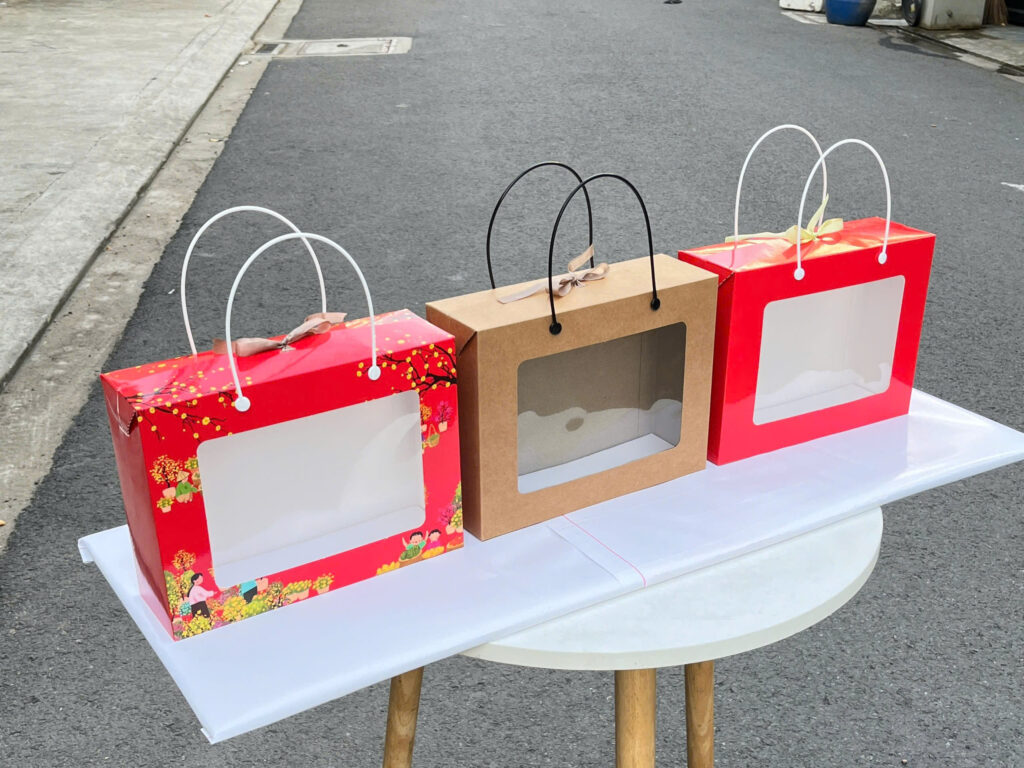 Hiện tại có 3 phiên bản  với 2 loại chất liệu là giấy Kraft và giấy Ivory trắng.