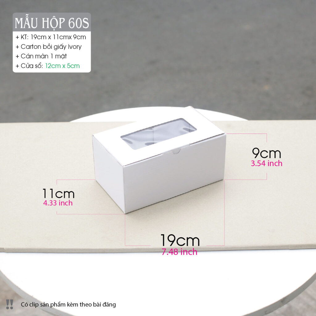 Hộp size S có kích thước 19cm x 11cm x 9cm - Được làm tử giấy Carton 2 lớp (1 trắng 1 xeo) rồi bồi thêm 1 lớp giấy Ivory trắng bên trên.