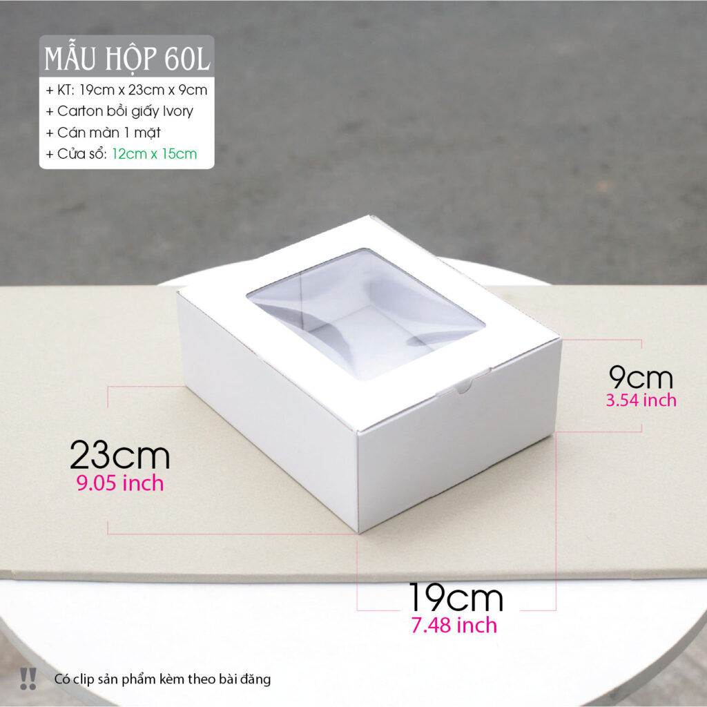 Hộp size S có kích thước 19cm x 23cm x 9cm - Được làm tử giấy Carton 2 lớp (1 trắng 1 xeo) rồi bồi thêm 1 lớp giấy Ivory trắng bên trên.