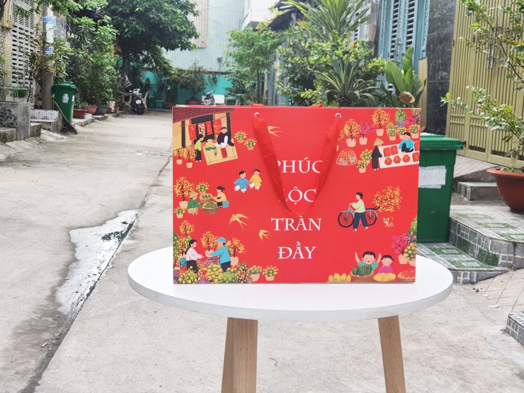 Túi giấy đựng quà tặng dịp Tết 2023 được sản xuất tại cty Vũ Thị