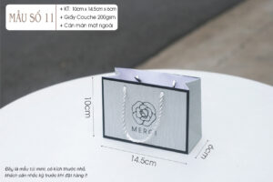 Mẫu túi giấy đựng son họa tiếc Merci - Kích thước: 10cm x 14.5cm x 6cm.