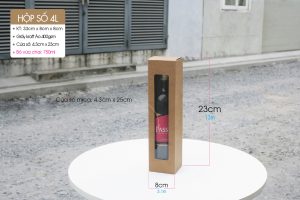 Hộp giấy đứng size L có thể đựng được chai rượu vang 750ml truyền thống.