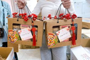 Hộp Q8 khách trang trí thêm trong dịp Tết