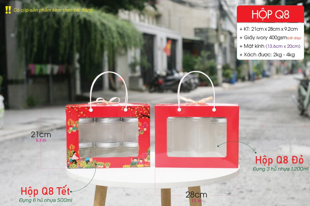 Màu đỏ có 2 mẫu thiết kế gồm đỏ trơn và có in họa tiết Tết thích hợp đựng quà tặng, thực phẩm dịp Tết