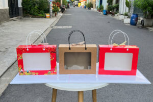 Hiện tại có 3 phiên bản với 2 loại chất liệu là giấy Kraft và giấy Ivory trắng.