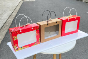 Hiện tại có 3 phiên bản với 2 loại chất liệu là giấy Kraft và giấy Ivory trắng.