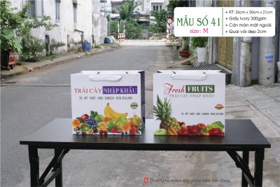 Túi giấy đựng hoa quả size M có thể xách được 5kg - 7kg, tuy nhiên khách phải xem kỹ kích thước từng loại trái cây sao cho phù hợp.