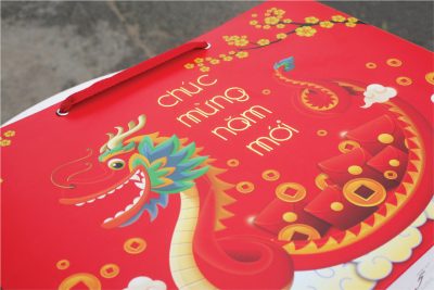Túi giấy đựng quà tặng dịp Tết 2024 được sản xuất tại cty Vũ Thị