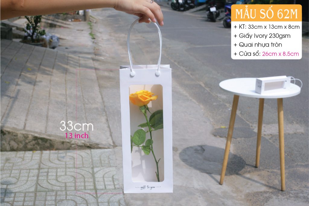 Túi đựng hoa tươi, kích thước size M phù hợp với các loại hoa có chiều cao như hoa hồng, đồng tiền, tulip... Có thể bỏ vừa 4-5 hoa.