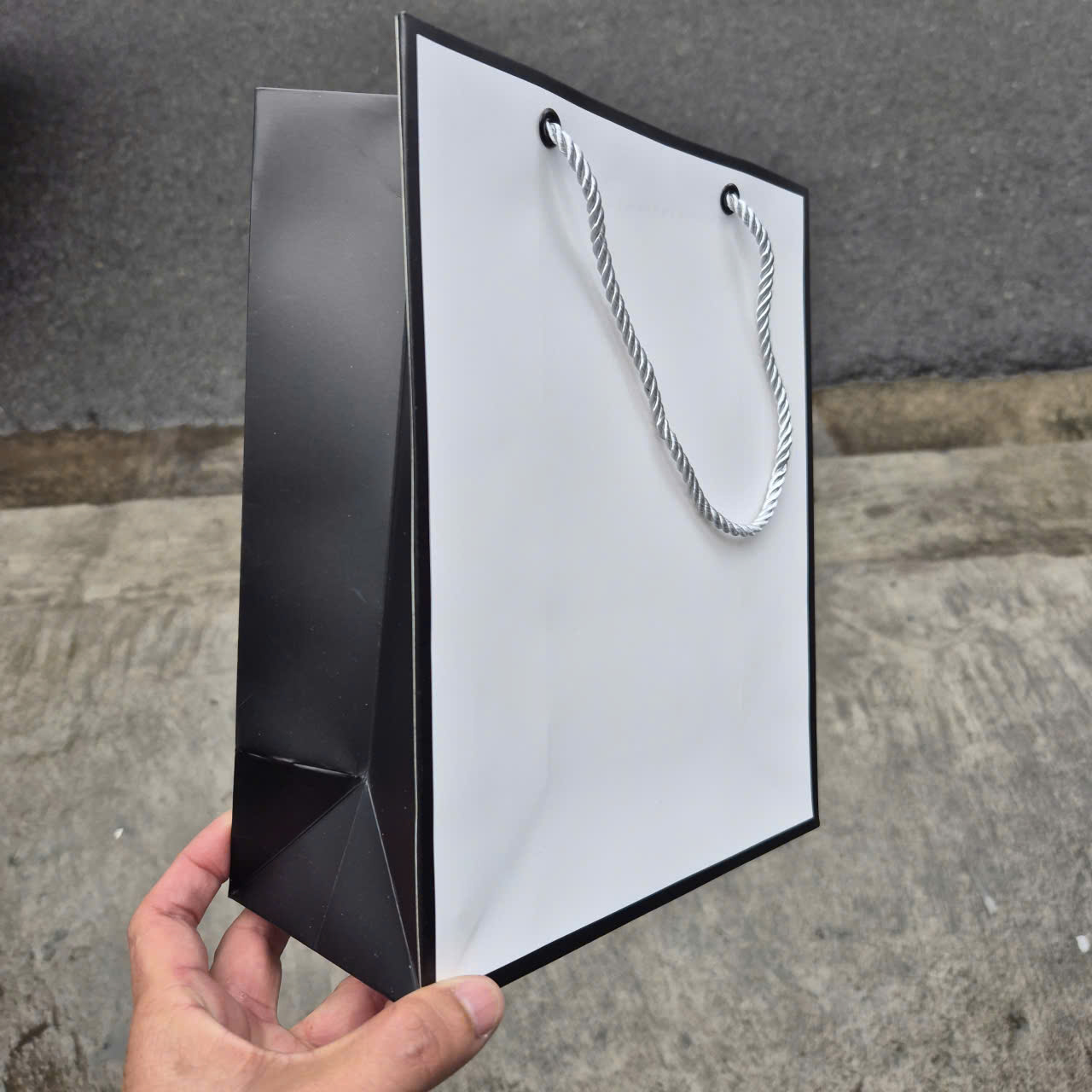 Mẫu túi giấy đẹp quai vải xoắn - Được sản xuất; phân phối bởi cty Vũ Thị