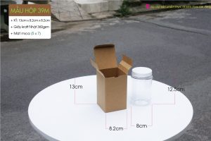 Hộp size M có kích thước 13cm x 8.2cm x 8.2cm - đựng được hủ thủy tinh hay hủ nhựa 300ml-500ml tùy vào kiểu dáng hủ.