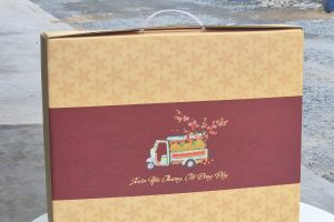 Hộp quà Tết - Lunar New Year Gift Box - được sản xuất từ chất liệu giấy carton sóng E, Bồi 2 mặt giấy ivory có cán màn rất dày, cứng để đảm bảo tính chắc chắn và mỹ quan.