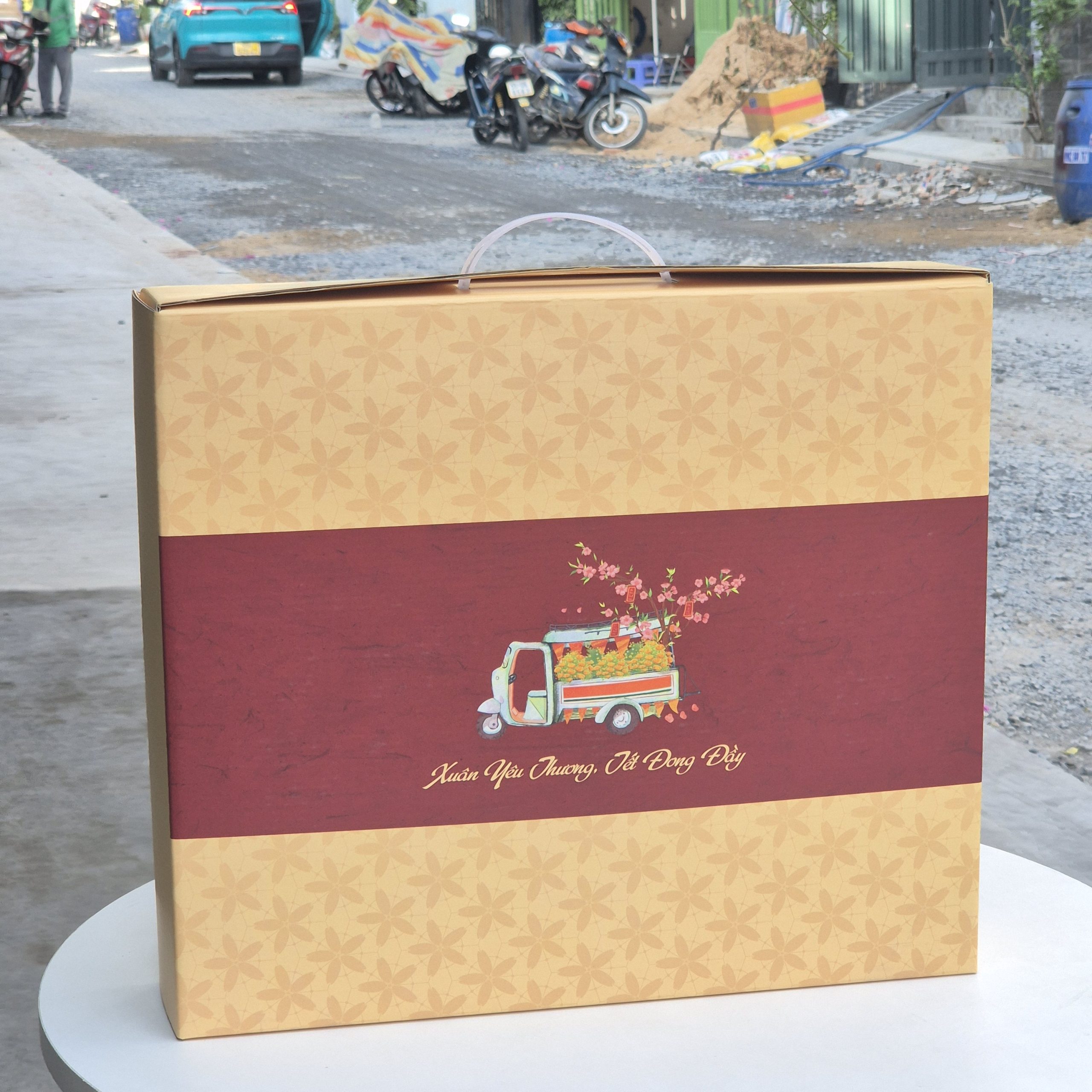 Hộp quà Tết - Lunar New Year Gift Box - được sản xuất từ chất liệu giấy carton sóng E, Bồi 2 mặt giấy ivory có cán màn rất dày, cứng để đảm bảo tính chắc chắn và mỹ quan.
