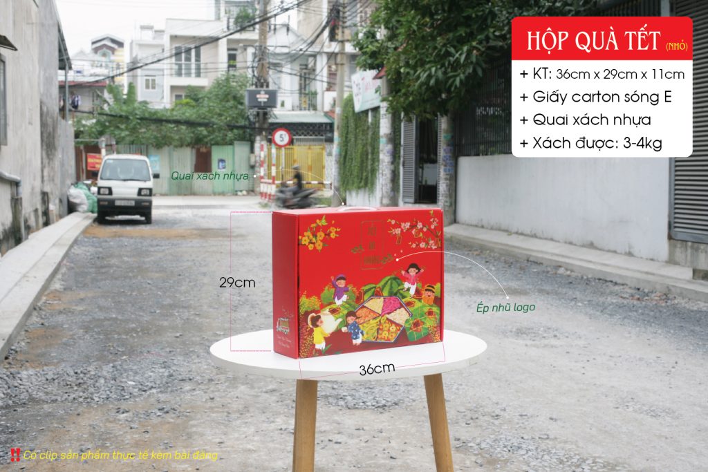 Hộp quà Tết - Lunar New Year Gift Box - được sản xuất từ chất liệu giấy carton sóng E, Bồi 2 mặt giấy ivory có cán màn rất dày, cứng để đảm bảo tính chắc chắn và mỹ quan.
