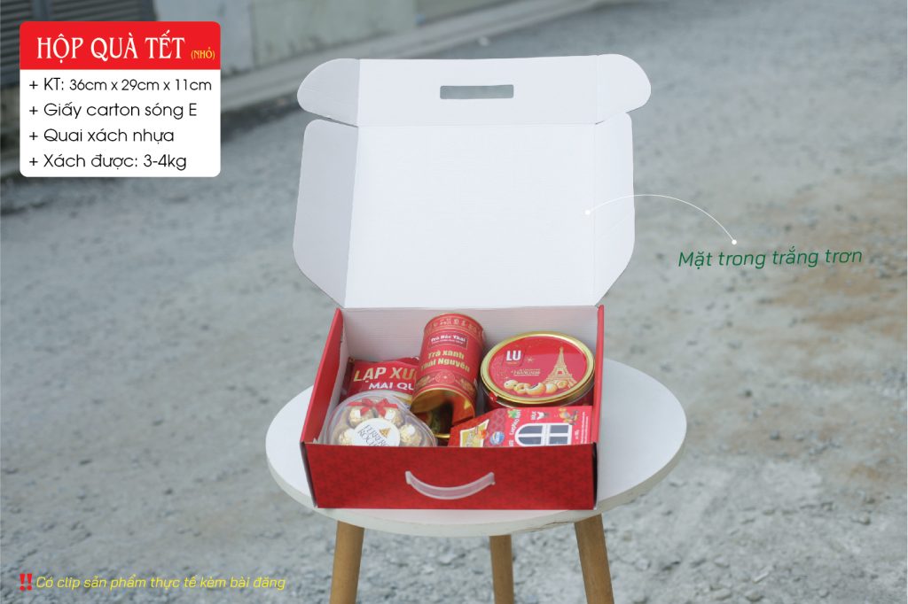 Hộp quà Tết hiện tại có 2 kích thước Lớn & Nhỏ . Khi sử dụng bạn có thể đặt quà bên trong và thêm các phụ kiện như nơ. Thiệp, hoặc các phụ kiện trang trí khác để tạo điểm nhấn cho món quà. Điều này giúp tạo nên sự trang trọng và ý nghĩa hơn khi tặng quà trong dịp Tết. New Year Gift Box