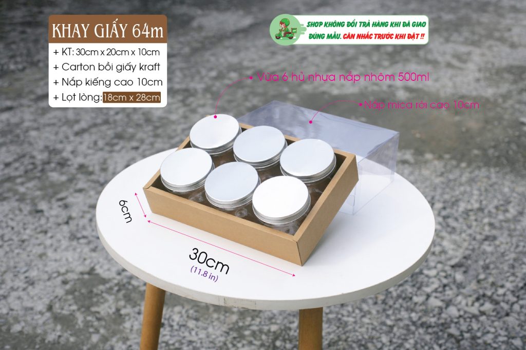 Khay đựng quà có nắp nhựa mica trong suốt cho phép người nhận dễ dàng nhìn thấy món quà bên trong, làm tăng thêm sự hấp dẫn và kích thích sự tò mò. Điều này đặc biệt hữu ích với những món quà có thiết kế đẹp mắt hoặc cần được trưng bày.