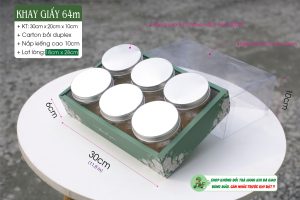 Khay đựng quà có nắp nhựa trong suốt cho phép người nhận dễ dàng nhìn thấy món quà bên trong, làm tăng thêm sự hấp dẫn và kích thích sự tò mò. Điều này đặc biệt hữu ích với những món quà có thiết kế đẹp mắt hoặc cần được trưng bày.