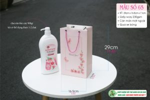 Túi đựng vừa 2 chai sữa tắm 800ml hoặc dầu gội thích hợp làm quà tặng phụ nữ trong các dịp lễ.