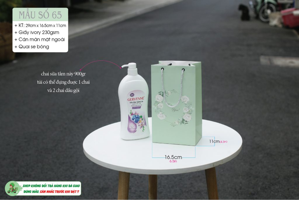 Túi đựng được 1-2 chai sữa tắm, dầu gội. Phù hợp để làm túi quà tặng trong các dịp lễ dành cho phái nữ như Quốc tế Phụ nữ hoặc ngày Phụ nữ Việt Nam...