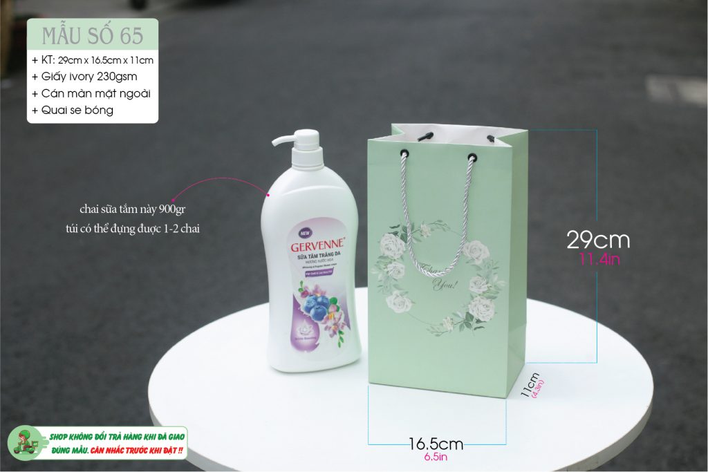 Túi giấy đựng vừa 2 chai sữa tắm 800ml hoặc dầu gội thích hợp làm quà tặng phụ nữ trong các dịp lễ.