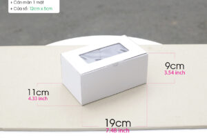 Hộp size S có kích thước 19cm x 11cm x 9cm - Được làm tử giấy Carton 2 lớp (1 trắng 1 xeo) rồi bồi thêm 1 lớp giấy Ivory trắng bên trên.