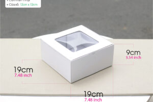 Hộp size S có kích thước 19cm x 19cm x 9cm - Được làm tử giấy Carton 2 lớp (1 trắng 1 xeo) rồi bồi thêm 1 lớp giấy Ivory trắng bên trên.