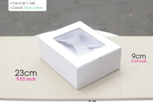Hộp size S có kích thước 19cm x 23cm x 9cm - Được làm tử giấy Carton 2 lớp (1 trắng 1 xeo) rồi bồi thêm 1 lớp giấy Ivory trắng bên trên.